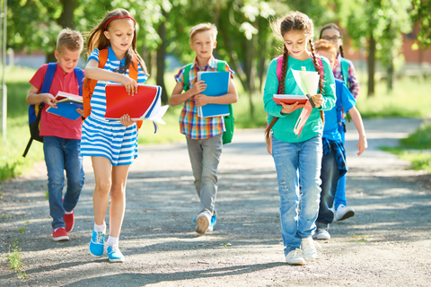 Fünf Kinder auf dem Schulweg