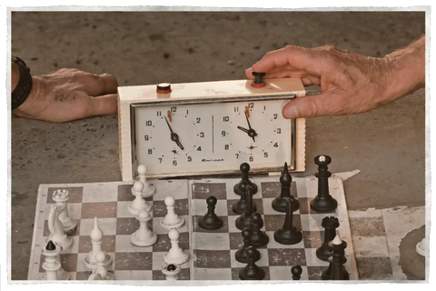 Mechanical chess clock with red flag next to the 12