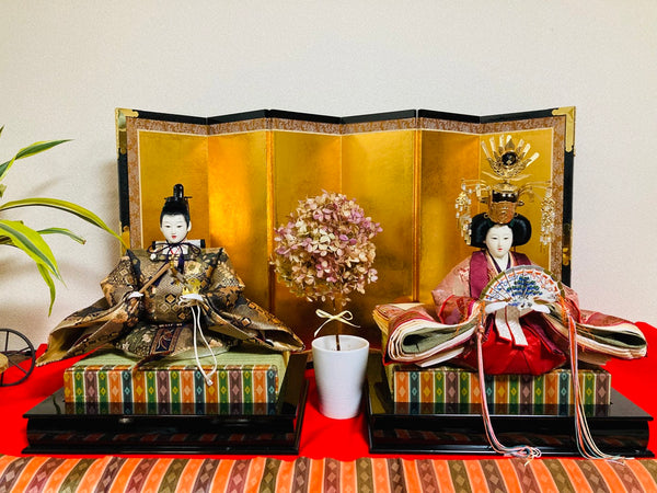 The dairibina, representing the Emperor and the Empress, make up the centerpiece of a hinakazari.