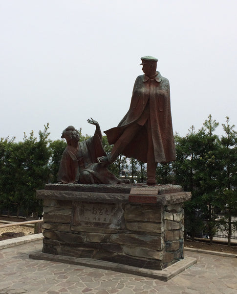 Bronze statue of characters in "The Golden Demon" novel based in Atami