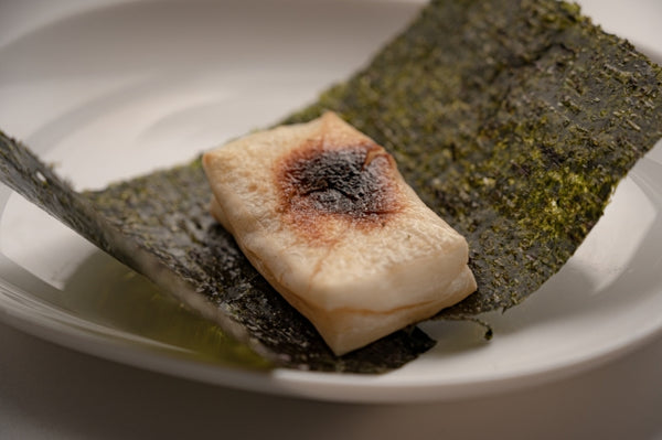 Isobeyaki, mochi wrapped in seaweed