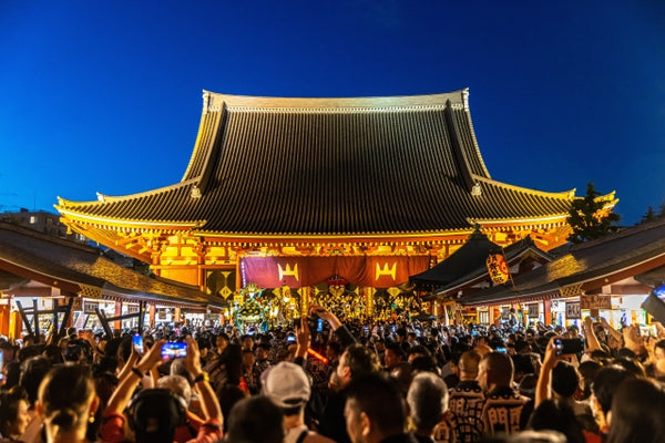 Large crowds in the evening at Sensoji and Asakusa Shrine