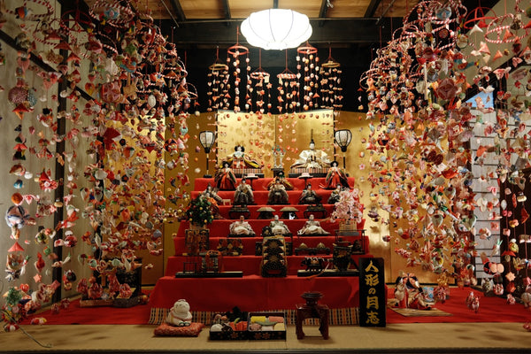 A display in Izu Inatori, Shizuoka, showcasing gorgeous hanging ornaments hung from the ceiling, surrounding the hinakazari.