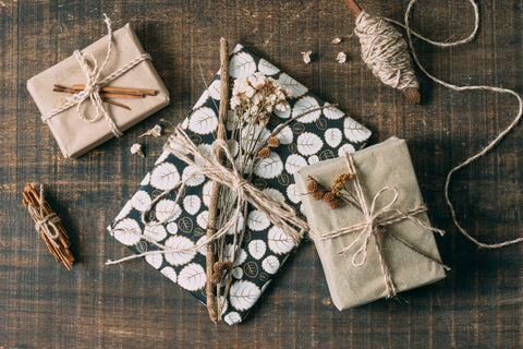 Gift wrapping with dried flowers