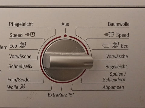 Prorgammwahlknopf einer Waschmaschine mit stegförmigem Griff.