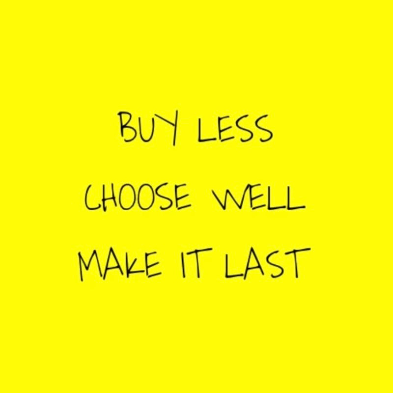 Fashion-Zitat von vivienne westwood - choose well make it last - in schwarzer Schrift auf gelbem Hintergrund