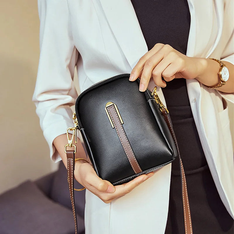 Bolsa Transversal Feminina Pequena Aurora, mulher com bolsa preta, bolsa de couro, bolsa casual, bolsa elegante, bolsa feminina, bolsa pequena, bolsa minimalista - lojamillani