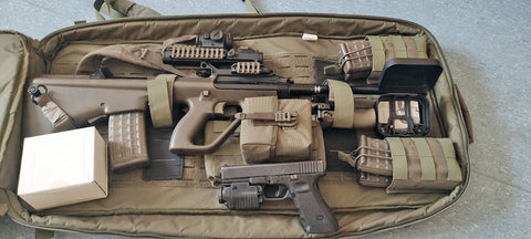 Transporttasche StG77 A1 MOD; zusätzlich Pistole 80 (Glock 17) mit GTL 10 (Glock Tactical Light 10)