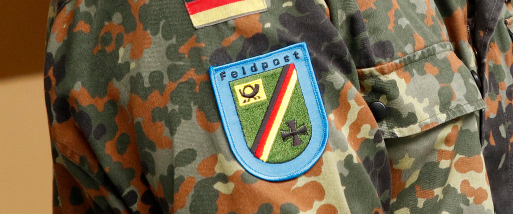Bild mit Feldpostabzeichen auf Uniform