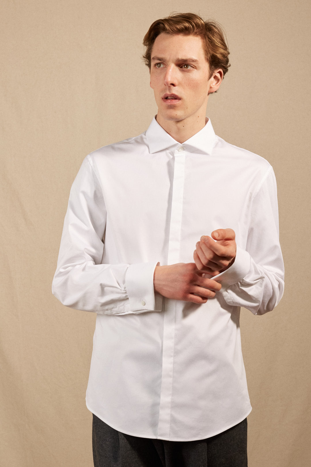 Chemise blanche pour homme avec motif de couleur or sur les épaules