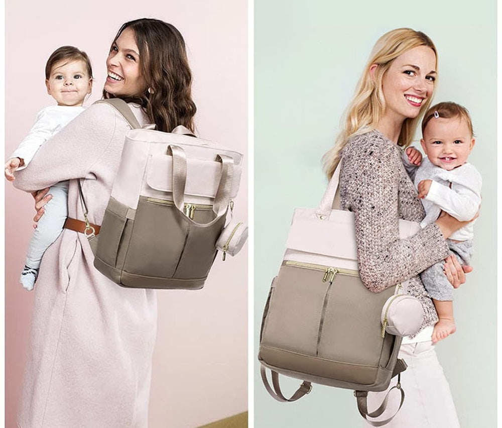 Mamans portant un sac à dos à langer moderne et élégant avec leur bébé, illustrant le confort et la praticité du sac dans un usage quotidien.