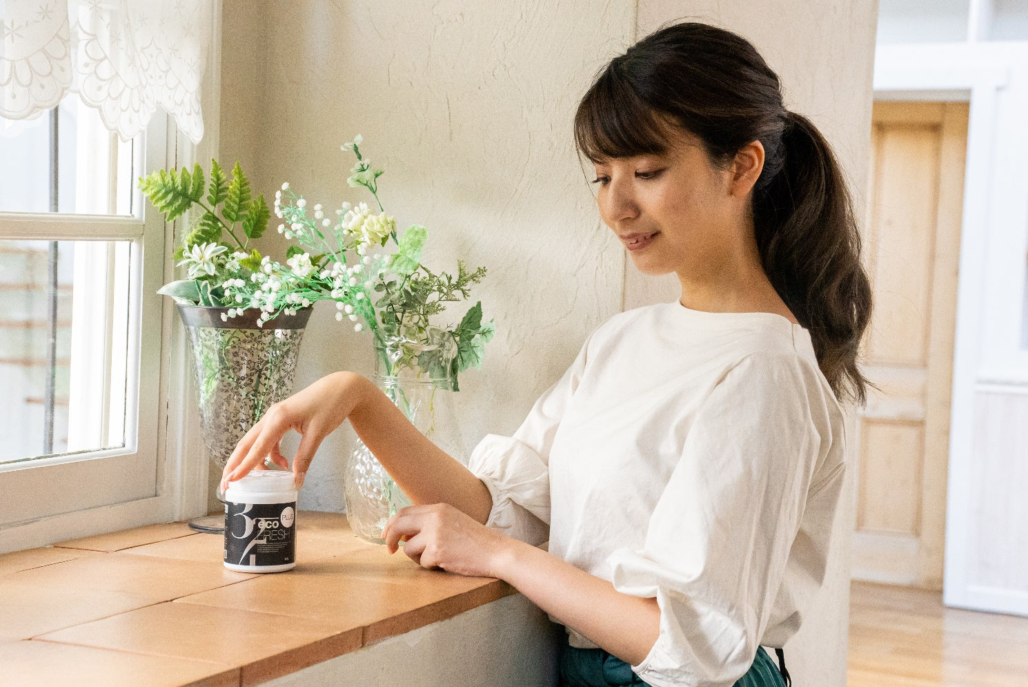 女性が除菌剤に触れている写真