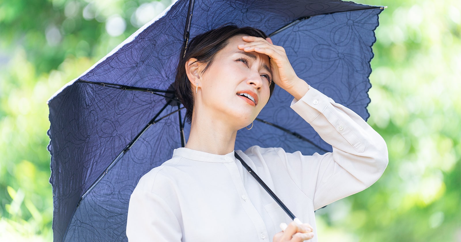 紫外線を浴びると肌は乾燥します。夏場は汗や皮脂が出やすいので肌表面のべたつきを感じるものの、肌内部は乾燥してスカスカ状態になっていることも。