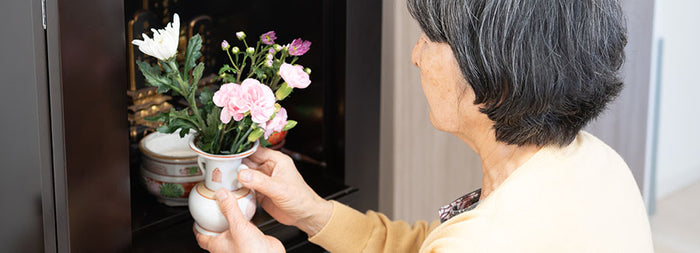 お仏壇にお花をお供えしている画像