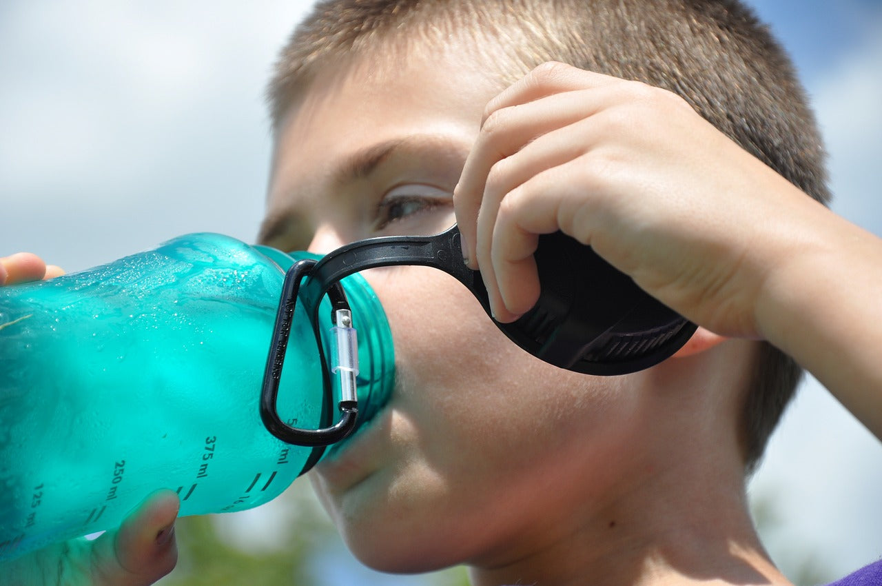 Junge trinkt wasser sportlich