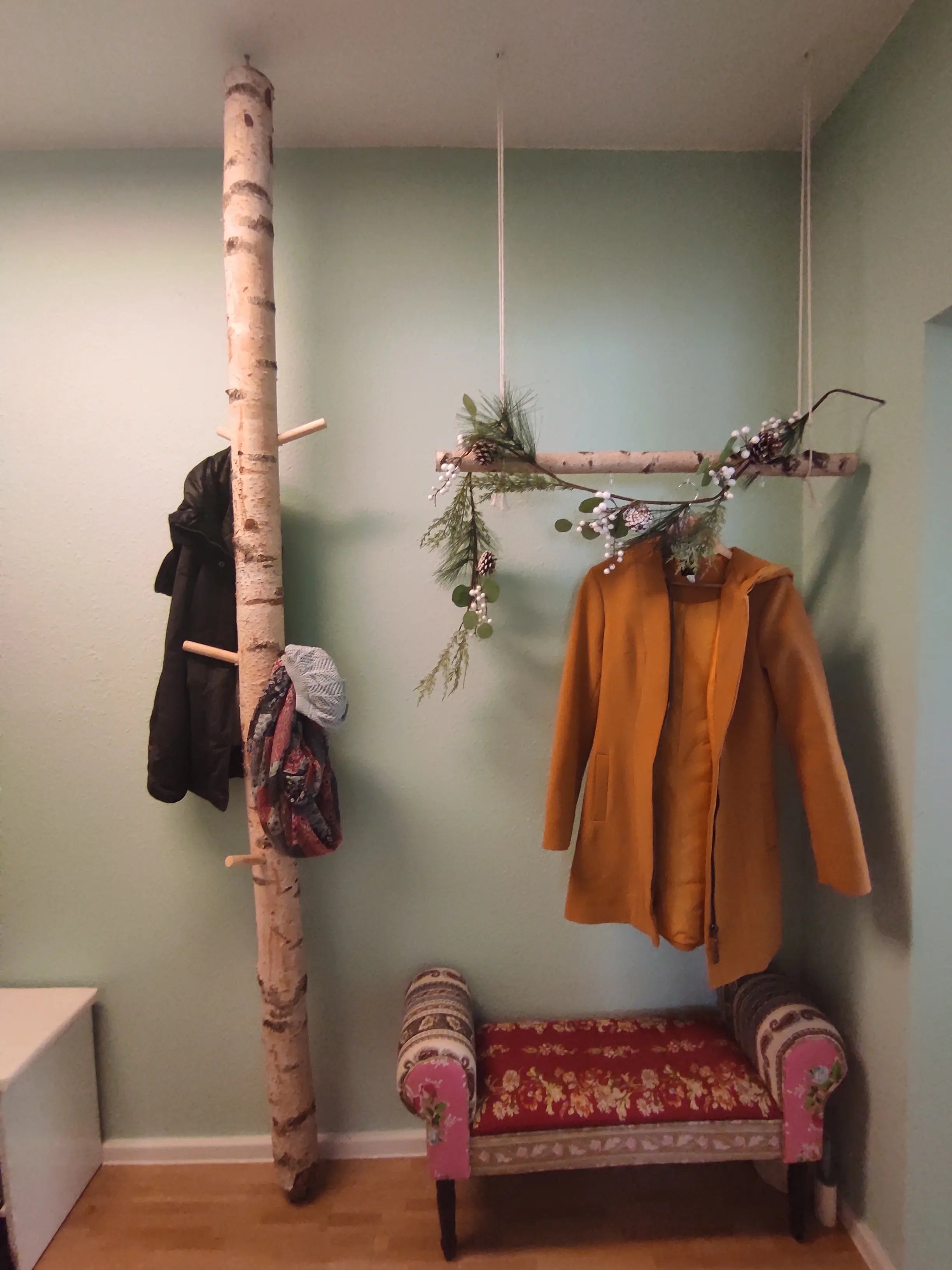 DIY-Garderobe aus Birkenstämmen