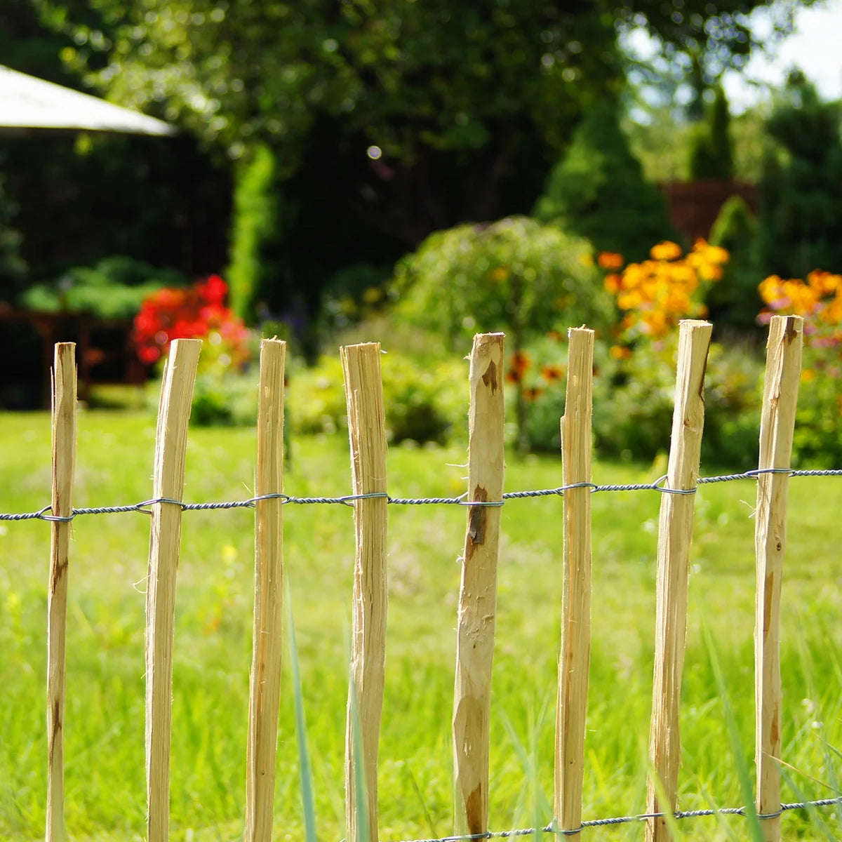 Nahaufnahme des Staketenzauns “Haselnuss” in einem Garten