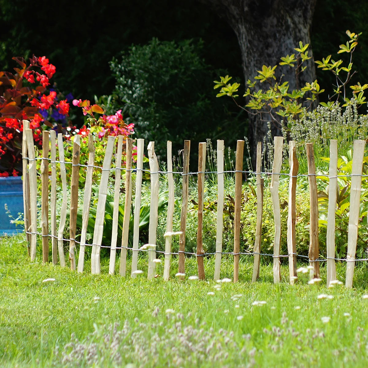 Staketenzaun “Haselnuss” als Sichtschutz in einem Garten