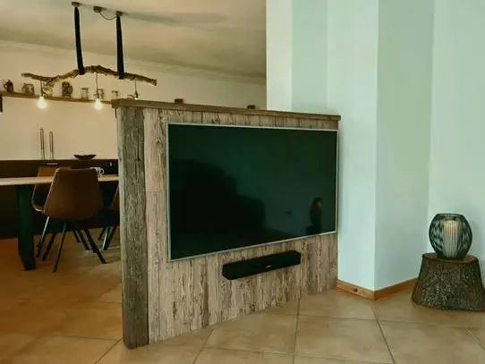 Moderne TV-Ecke gestaltet aus Holzpaneelen “Alm”