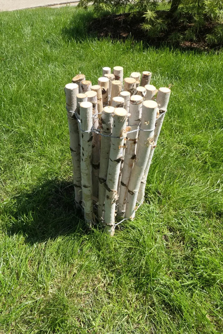 Zusammengebundene Birkenstämme als DIY-Gartendeko