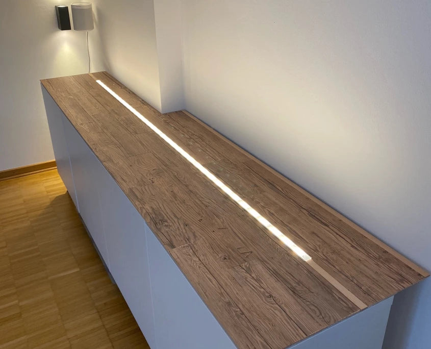 Eingebautes LED-Licht in einem mit Holzpaneelen “Alm” geschmückten Sideboard