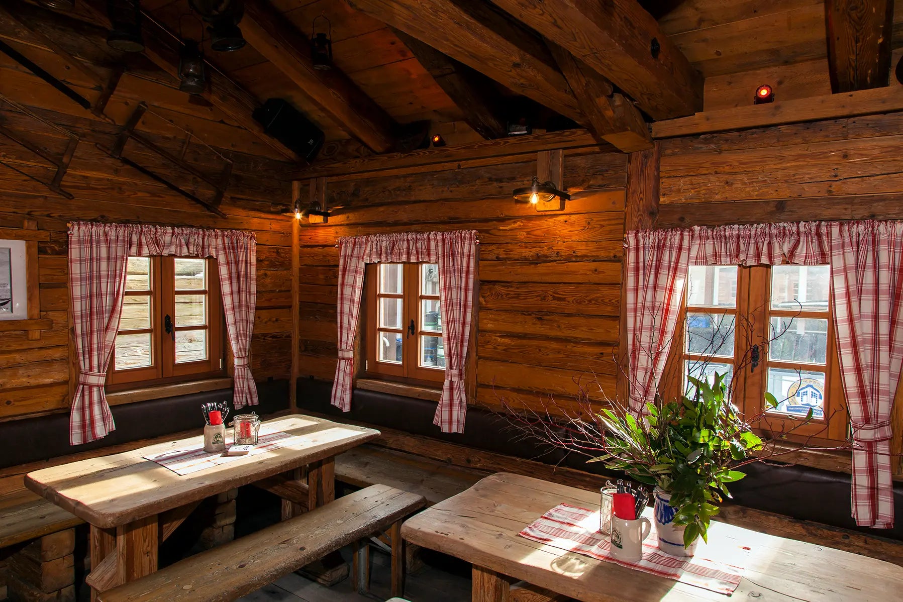 Almhütte mit Wänden aus Altholzbrettern