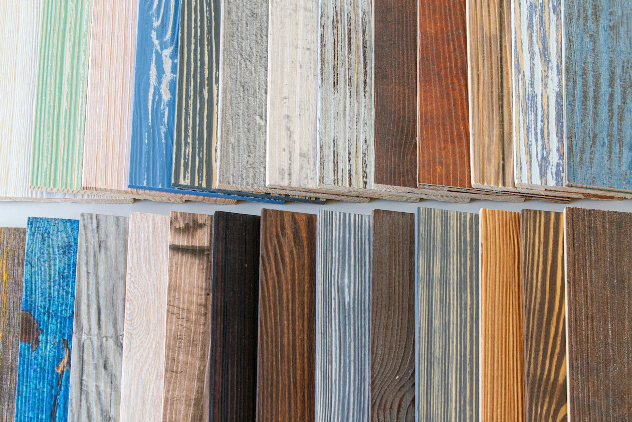 Holzpaneele in verschiedenen Farben