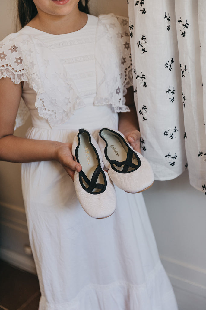 fille avec robe de communion, chaussures de communion