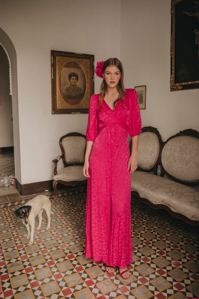 Mujer con vestido fucsia para boda de noche