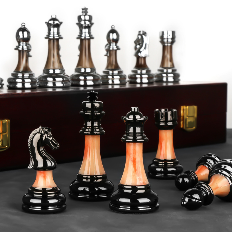Product Image for Luxuriöses Schachspiel aus Metall mit großem 45 cm großem Holzbrett