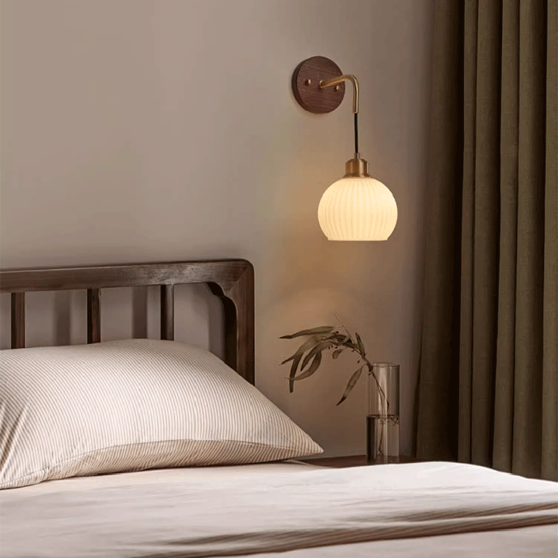 Product Image for Zeitgenössische Retro Rundkuppel Gestreifte Glas-Schirm Kupfer Holz 1-Licht Wand-Sconce Lampe Für Schlafzimmer, 110V-120V für US/CA