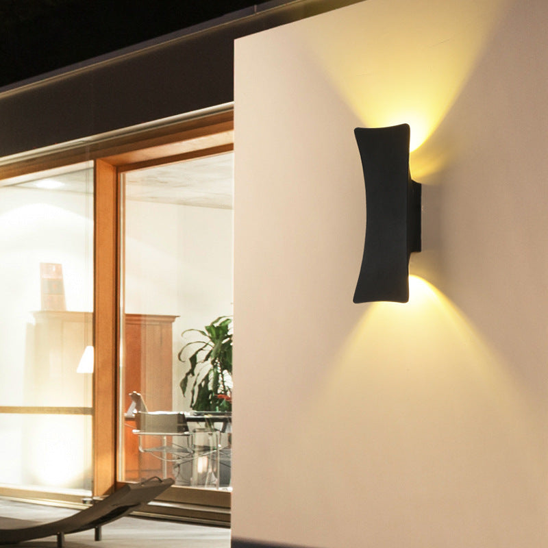 Product Image for Moderne Minimalistische Gebogene Aluminium Auf-Und-Ab-Wandlampe Mit Beleuchtung LED Wasserdicht Für Außenpatio, Schwarz / Weißes Licht (5000K) / 220V-