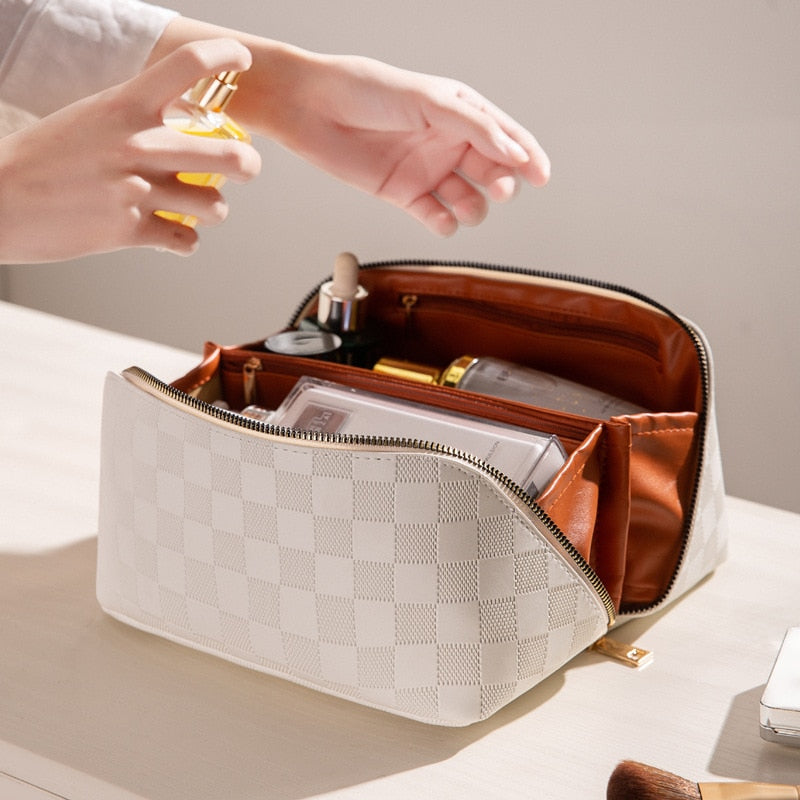 Product Image for Frendorf | Luxus Checkered Make-up Kosmetiktasche, Creme wird oft verwendet, um die Haut zu pflegen und zu befeuchten. Sie kann in verschiedenen 