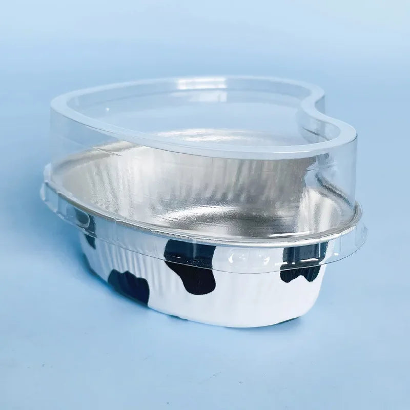Product Image for 50 Stück 100 ml Aluminium Puddingbecher aus Alufolie mit Deckel - Herzförmige Einweg Mini Mousse Cupcake Behälter Backformen, Milchkühe