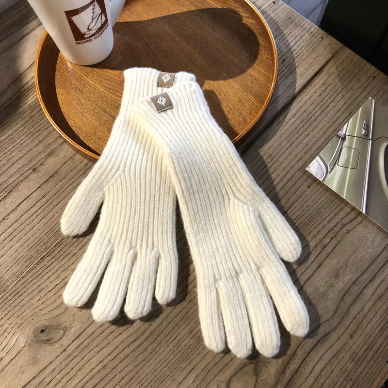 Product Image for Frendorf | Bequeme Damenhandschuhe - Isolde, Weiß ist die Farbe, die oft mit Reinheit und Klarheit assoziiert wird.