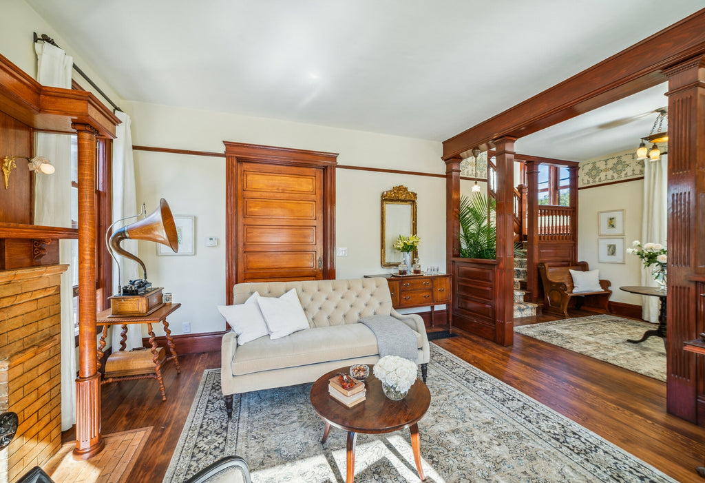 Spacious sitting room in Victorian style.