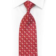 Treliça prateada em gravata de seda com strass vermelho e brilhos prateados