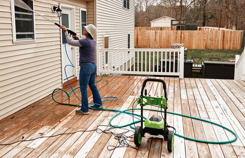 cleaning siding with garden hose