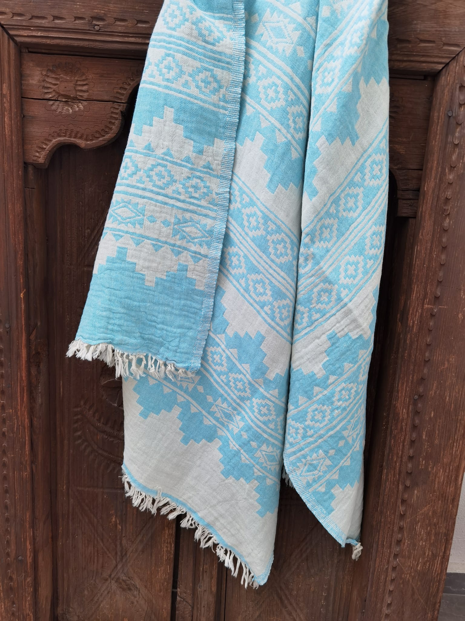 https://cdn.shopify.com/s/files/1/0622/9809/5841/products/sandfreeturkishtowelinblue.jpg?v=1649103275&width=1536