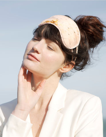 Vacances reposantes grâce à ce masque de nuit en soie de la paix, modèle Colibri, rose pâle 