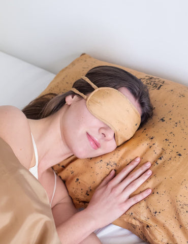 Restorative nap thanks to the Nimboo silk sleeping mask