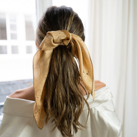 Scrunchie-scarf in organic silk on a ponytail