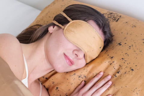 Masque de nuit en soie pour mieux dormir