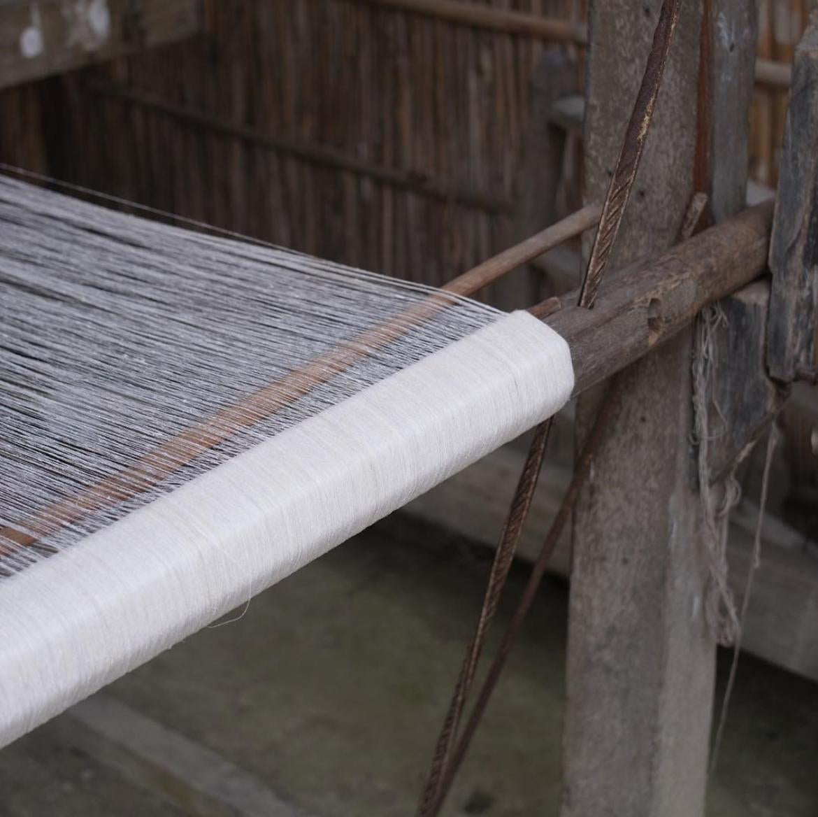 Tissage de la soie sur un métier artisanal