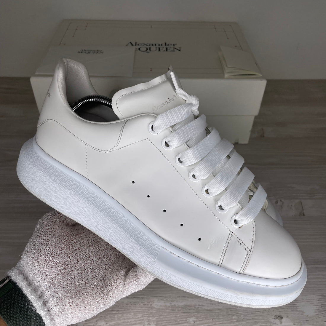 Bærbar Fuld Legitim Alexander McQueen Sneakers, 'White Leather' Oversized (43) – DelsouX  Universe