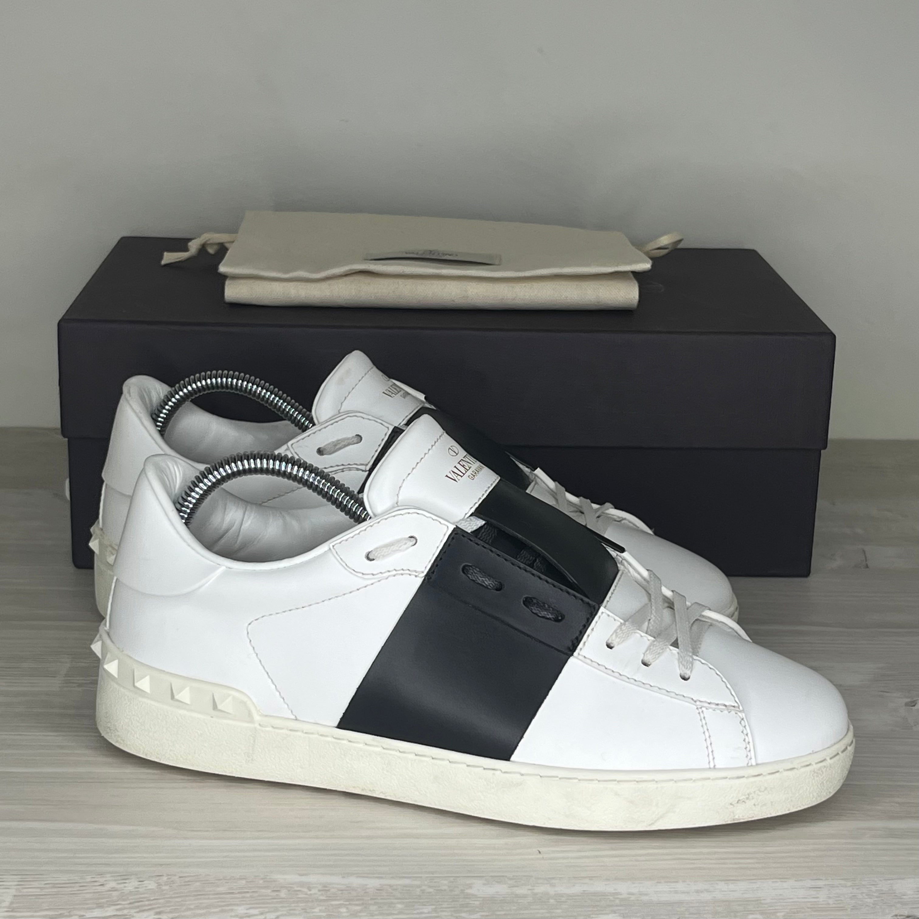 Valentino Sneakers, 'Black Stripe' (41) – DelsouX
