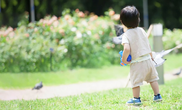 写真：よちよち歩きの子ども