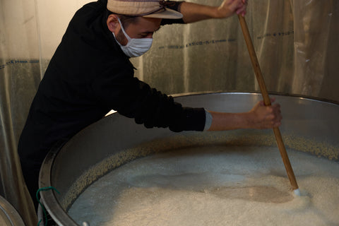 麦の仕込みを学ぶ蒸留家一場