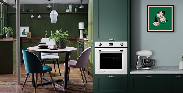 a gauche une cuisine moderne vert sapin, à droite un tableau cuisine vert est accroché sur le mur d'une cuisine vert