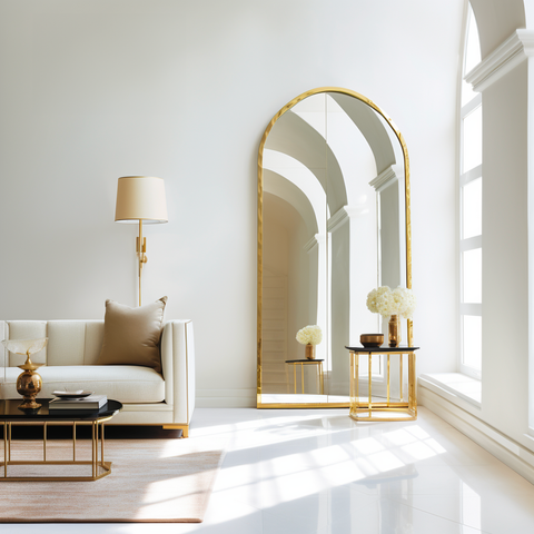 salon luxueux et chic, décoration blanc et or, grand miroir